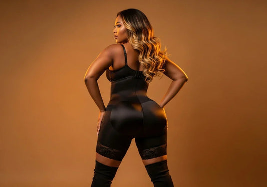 Ilustración de una persona confundida con opciones de faja, con una guía visual para evitar errores comunes.